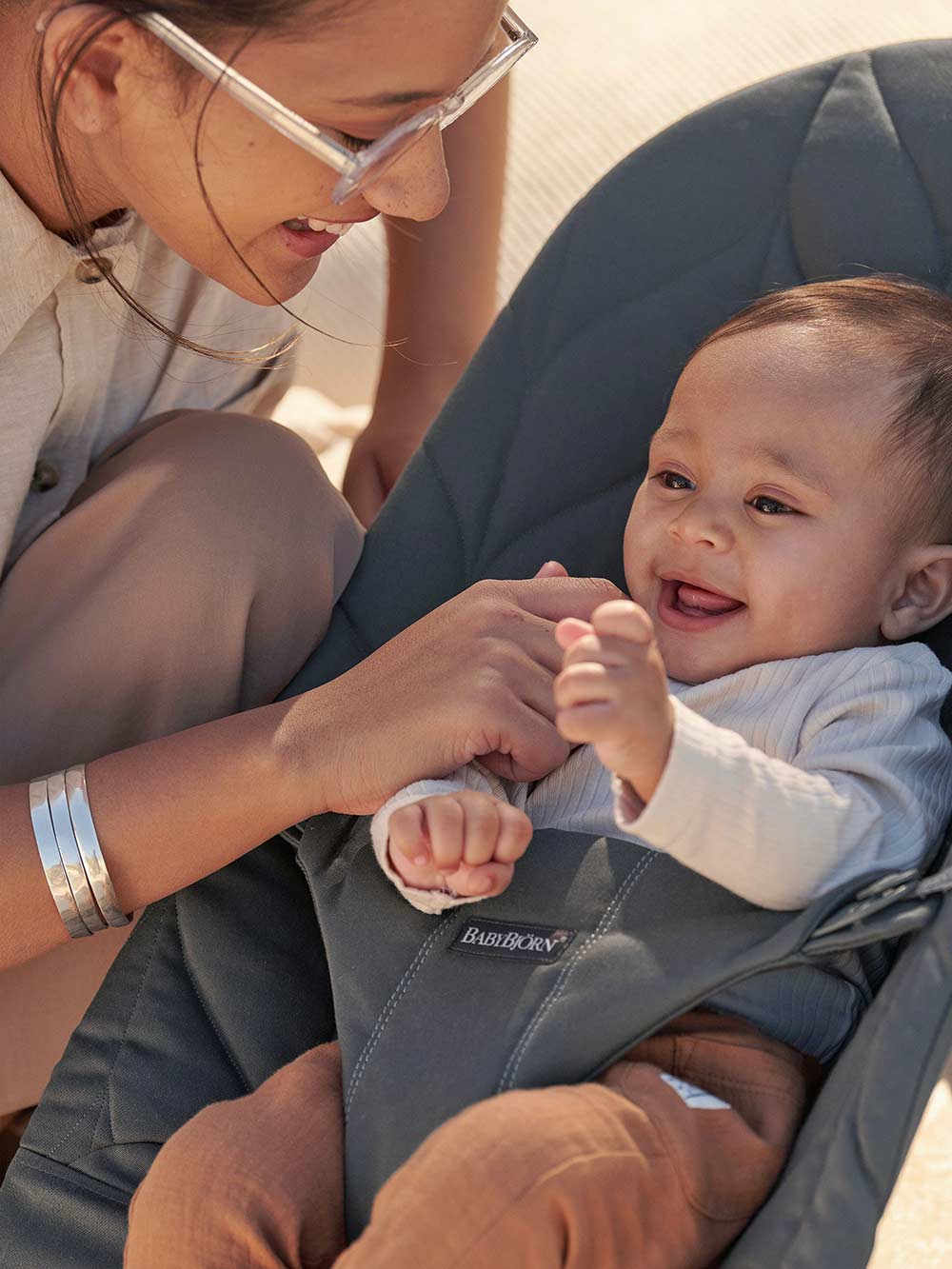 Babybjörn Babysitter Bliss bladmønstret vævning lysegrå